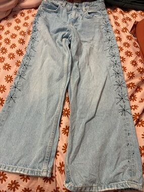 Bundle 3 for $15. Girl’s Zara Light Wash Flare Jeans with Stud Star Trim. Size 9